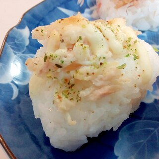 サラダチキンとチーズとマジックソルトの焼きおにぎり